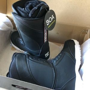 Women’s DC Shoes BOA Lotus Snowboarding boots. Size 6. BRAND NEW!